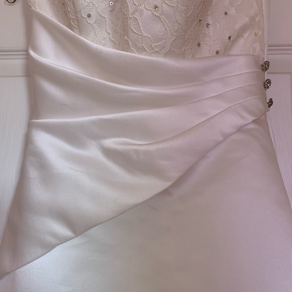 Beautiful Wedding Dress - Picture 4 of 16